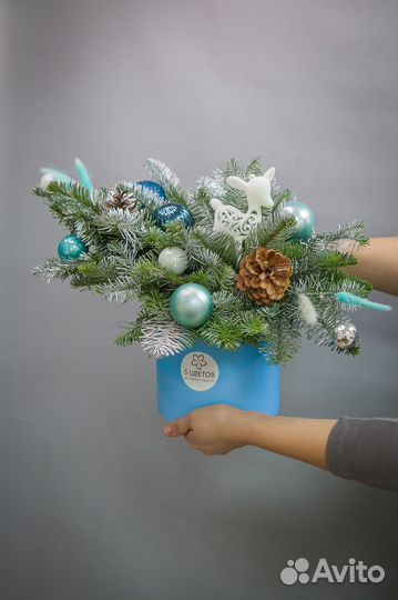 Новогодняя композиция в средней коробке, цветы дос