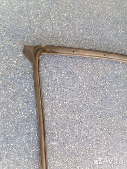 Уплотнитель двери задний правый Toyota Corolla