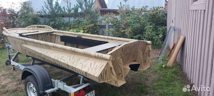 Лодка моторная