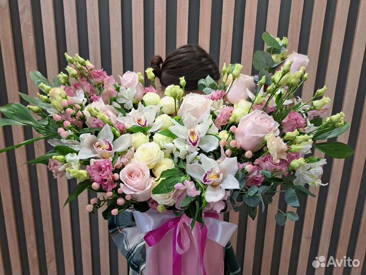 Розы и орхидеи крмпозиция