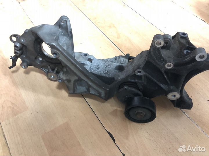 Кронштейн генератора Audi A4 B8, Audi Q5, Volkswag