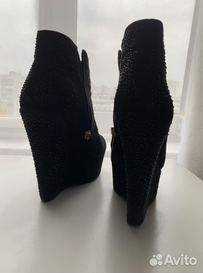 Ботильоны на танкетке