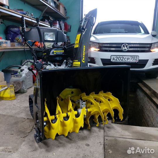 Снегоуборщик бензиновый гусеничный