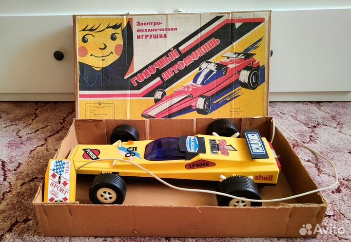 Гоночная машина, медведь из СССР и заяц барабанщик