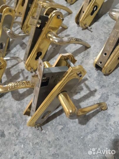 Дверная ручка с замком