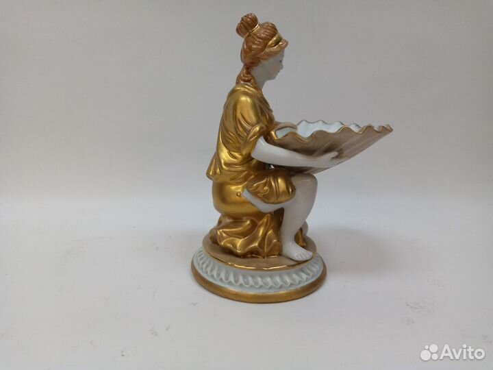 Статуэтка девушка с раковиной