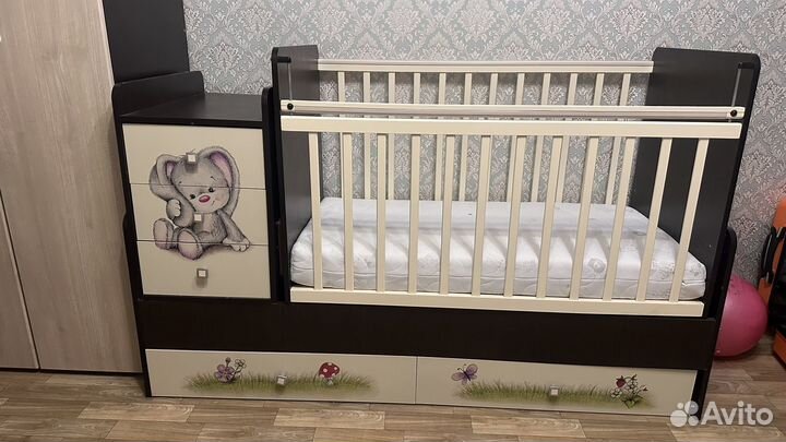 Детская кроватка с маятником и ящиком