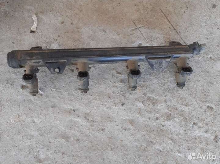 Топливная рампа с форсунками Фольксваген поло ориг