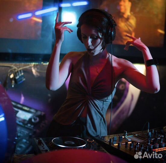 Dj Диджей с личным профессиональным оборудованием