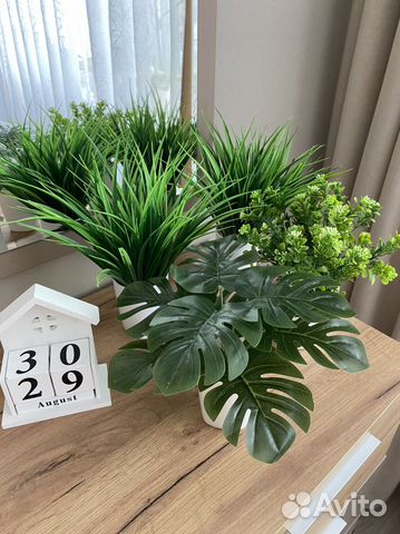 Искусственные цветы в горшках для декора