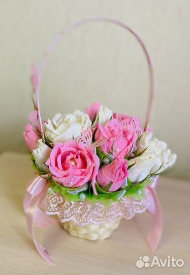 Корзина роз с конфетами