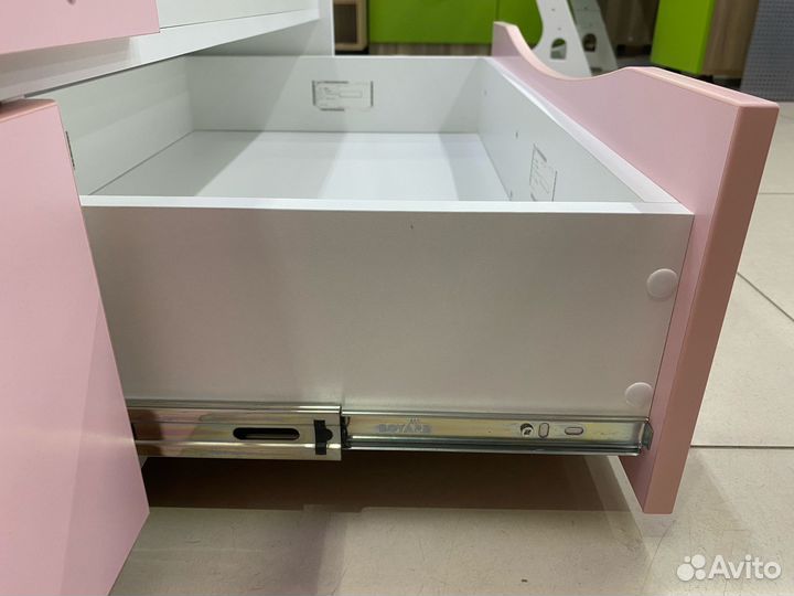 Детская кровать с бортиком и ящиками