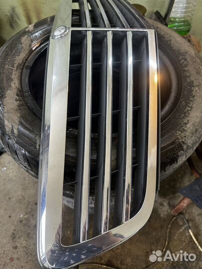 Продам решетку радиатора на mercedes 204