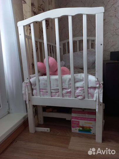 Детская кроватка с маятником
