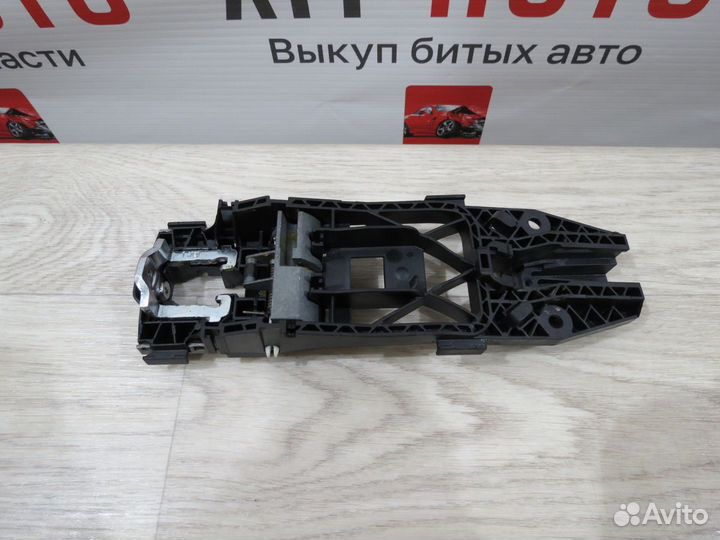 Кронштейн ручки передний левый Volkswagen Polo