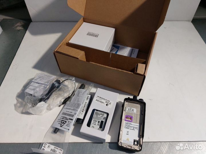 Цифровая носимая радиостанция Motorola DP2400E