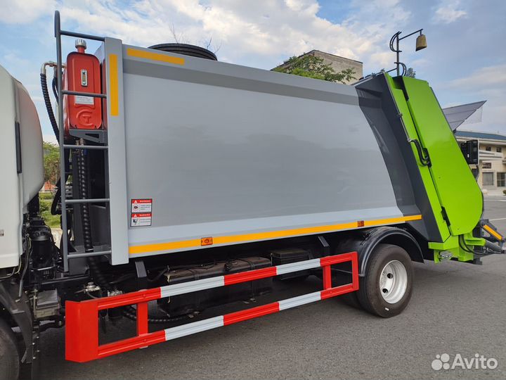 Мусоровоз на базе Isuzi NQR90 с задней загрузкой