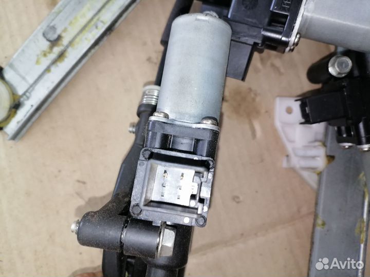 Стеклоподъемник Мазда 2