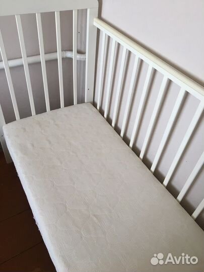 Детская кроватка с маятником