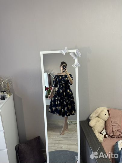 Платье с открытыми плечами миди