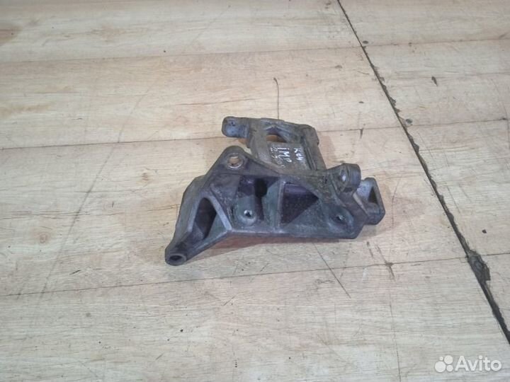 Кронштейн компрессора кондиционера Subaru Forester