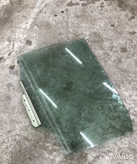 Стекло заднее левое Toyota auris 2007