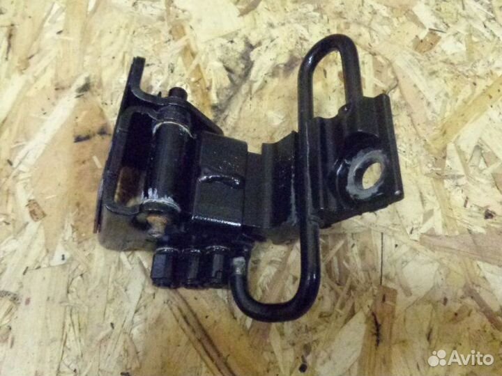 Петля дверная Volkswagen Touareg 7L BHK