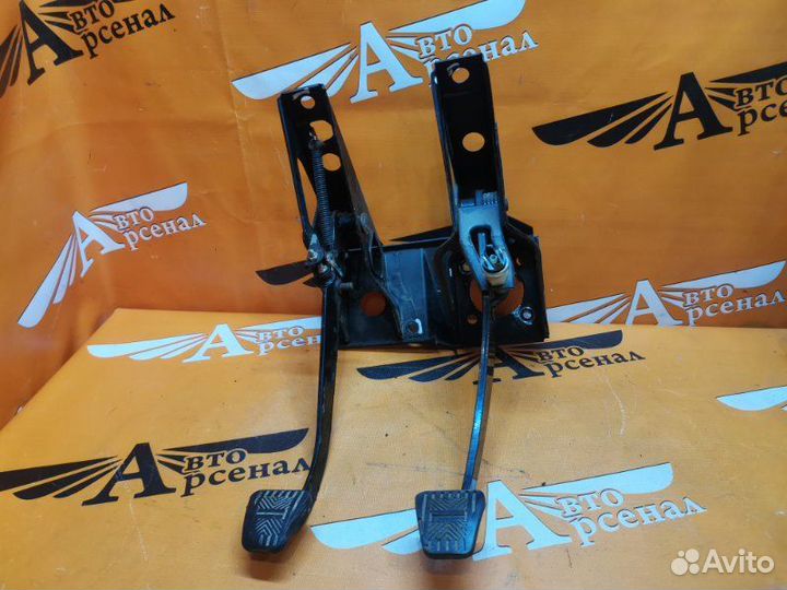 Блок педалей тормоза и сцепления Шевроле Нива