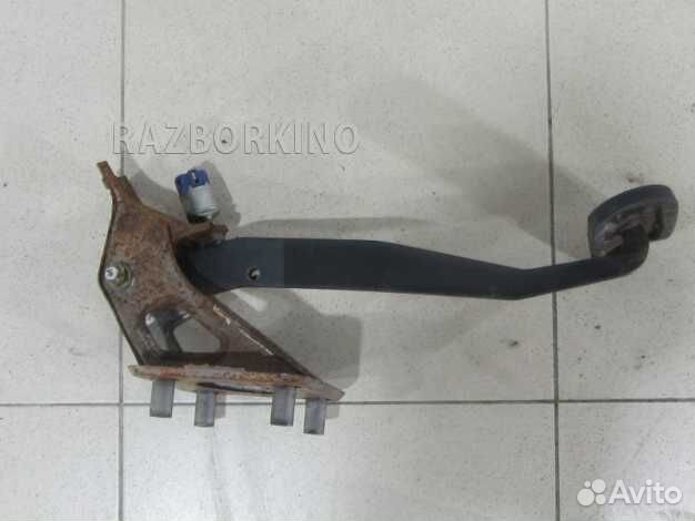 Педаль тормоза Тойота