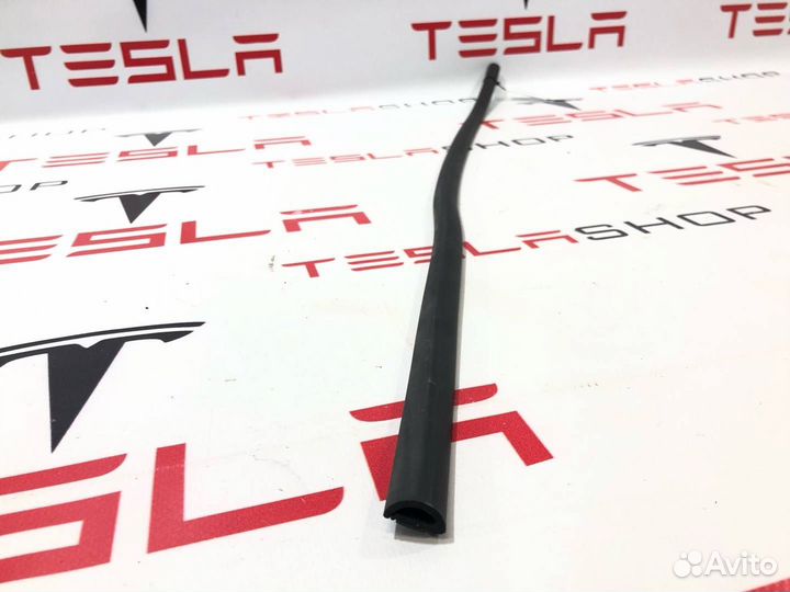 Уплотнитель двери Tesla Model X 2019 1487622-00-B