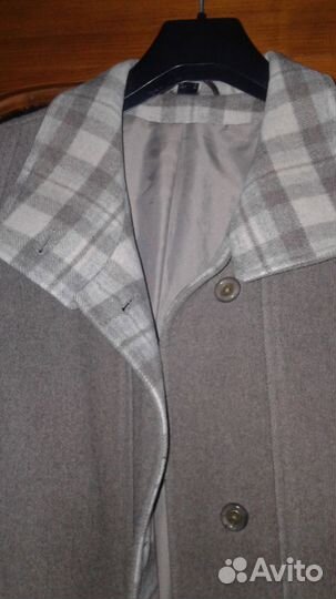 Отличное демисезонное пальто бежевого цвета