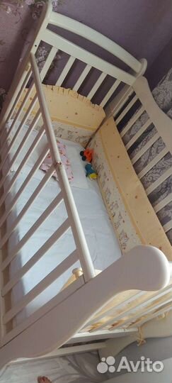 Детская кроватка с маятником и ящиком