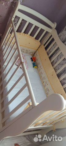 Детская кроватка с маятником и ящиком