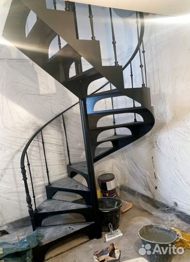 Лестница на металлокаркасе открытого типа