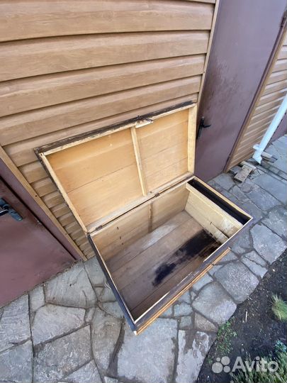 Старинный сундук на колесиках