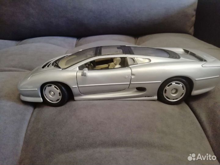 Jaguar XJ220 1/18 Maisto