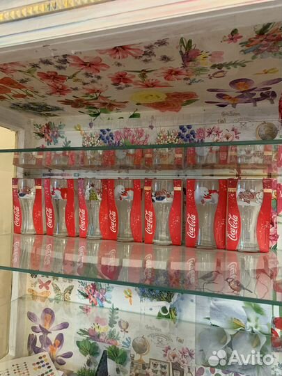 Стаканы и игрушки новогодние коко кола