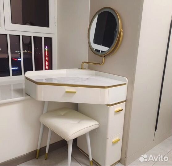 Туалетный столик угловой. Консольный столик