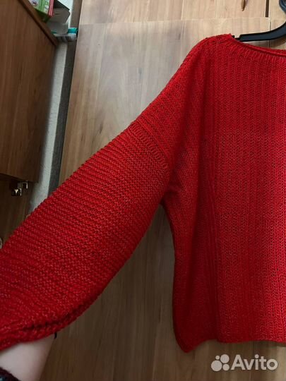 Красный свитер