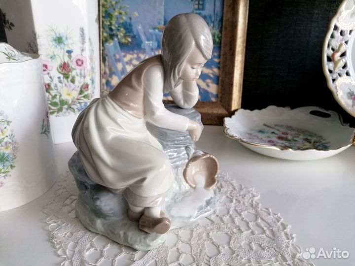 Nao Lladro статуэтка SAD milkmaid Испания