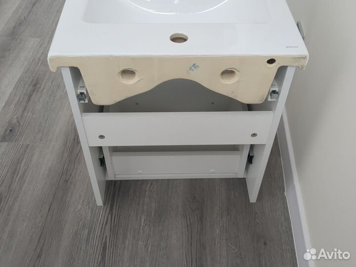 Раковина в ванную с тумбой и зеркалом