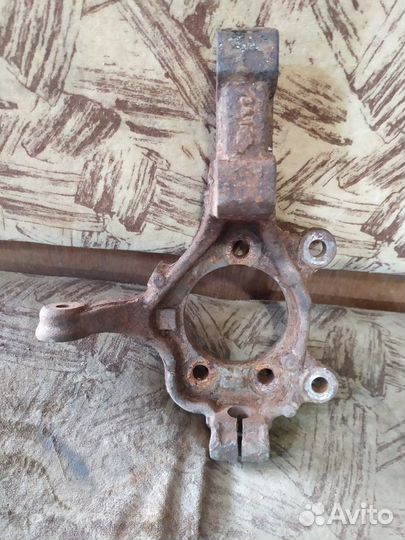 Nissan tiida поворотний кулак левый