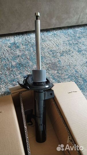 Амортизатор Tokico передний правый на Mazda 3