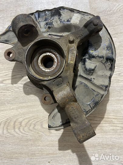 Кулак поворотный Toyota Corolla Verso перед левый