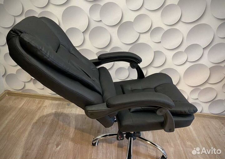 Офисное кресло с подножкой для ног