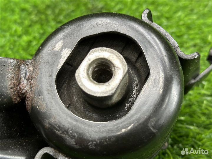 Подушка двигателя 81 т. км передняя правая Toyota