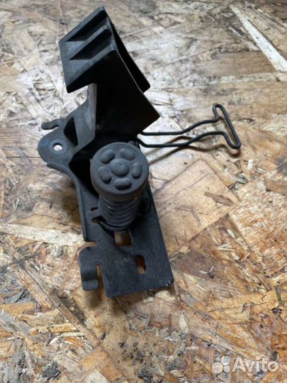 Фиксатор замка капота Ford Transit 4