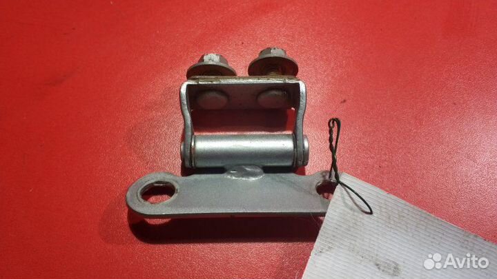 Петля двери багажника Toyota Corolla ZZE121L