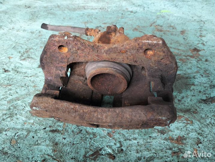 Суппорт тормозной передний левый Nissan Almera