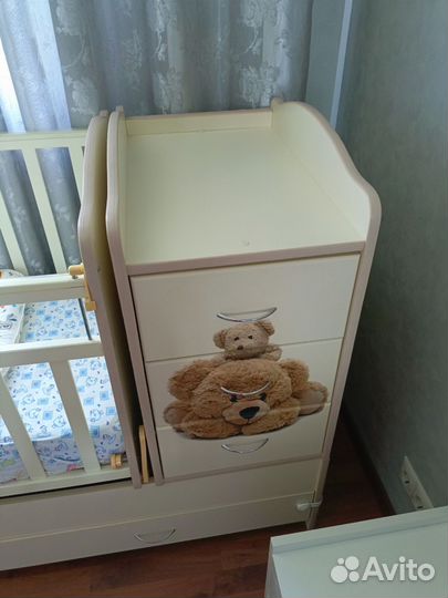 Детская кроватка с маятником и ящиком